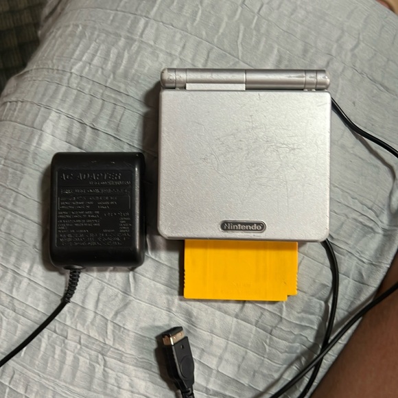 Gameboy - Picture 1 of 3